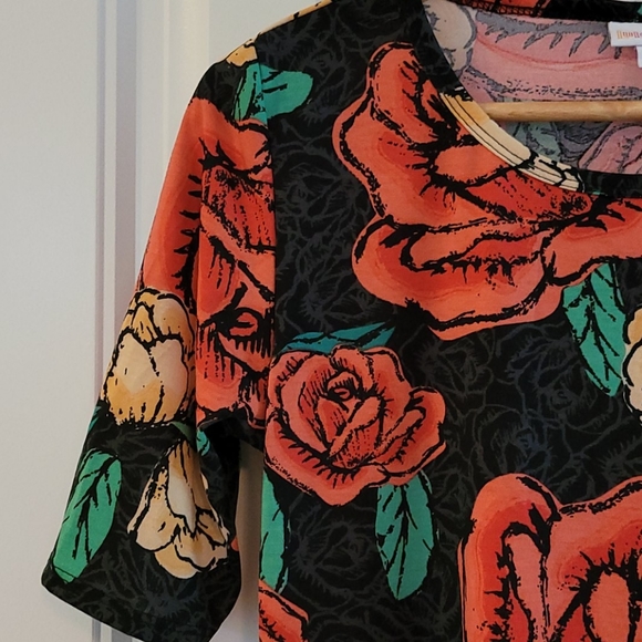 LulaRoe Gigi Tee - Picture 2 of 6